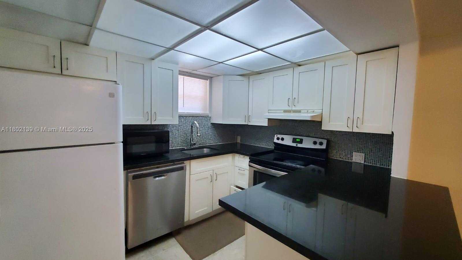 Small Image of 8290 LAKE DR #302, Doral Number 9