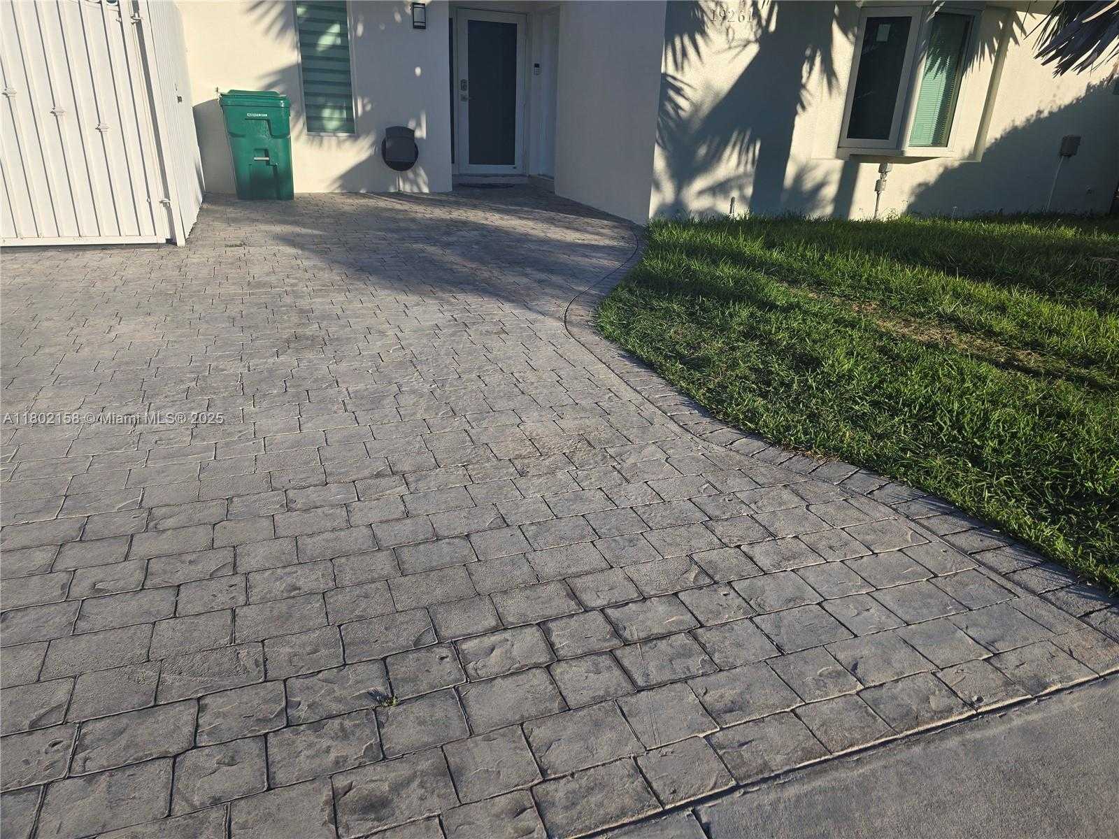 Small Image of 19261 SOUTH WEST 118TH CT, Miami Number 3