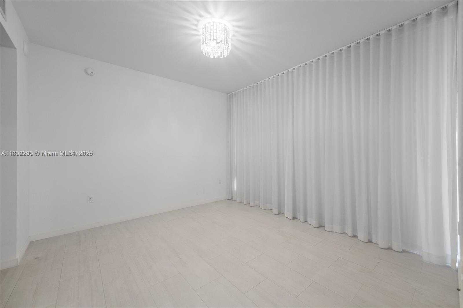 Small Image of 1000 BRICKELL PLZ #2803, Miami Number 11