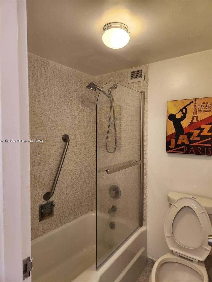 Small Image of 5700 COLLINS AVE #4N, Miami Beach Number 24