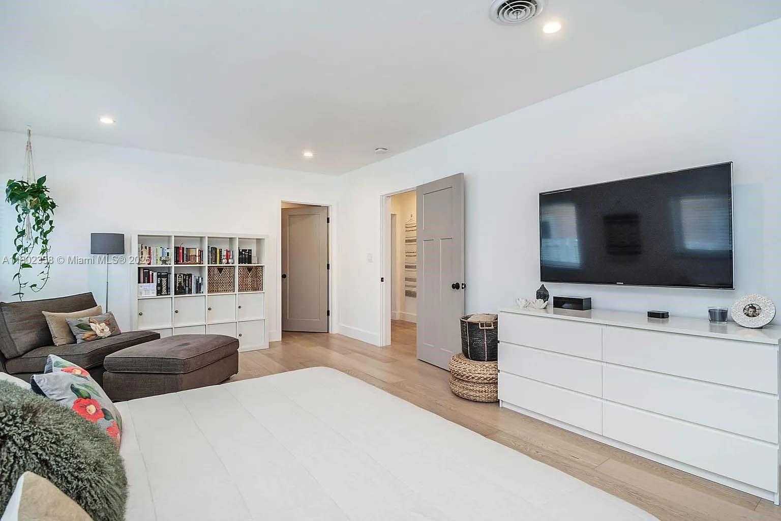 Small Image of 1439 HOLLYWOOD BLVD, Hollywood Number 23