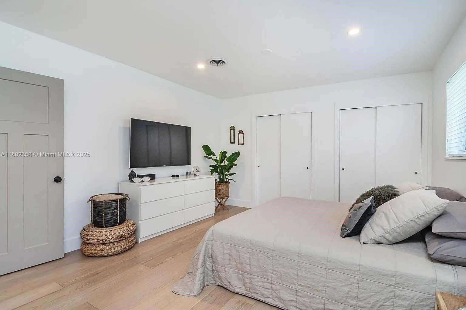 Small Image of 1439 HOLLYWOOD BLVD, Hollywood Number 7