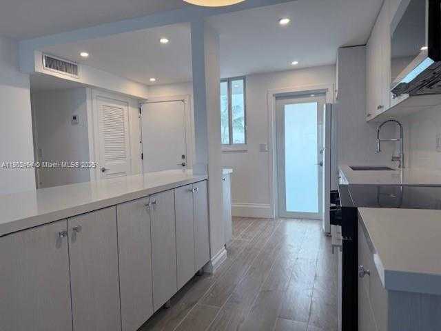 Small Image of 3000 MARCOS DR #P305, Aventura Number 5