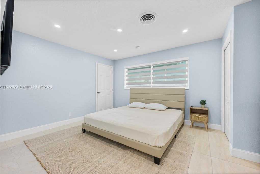 Small Image of 2128 DOCK ST, West Palm Beach Number 3