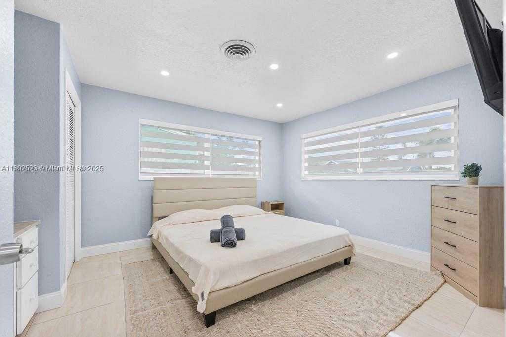 Small Image of 2128 DOCK ST, West Palm Beach Number 4