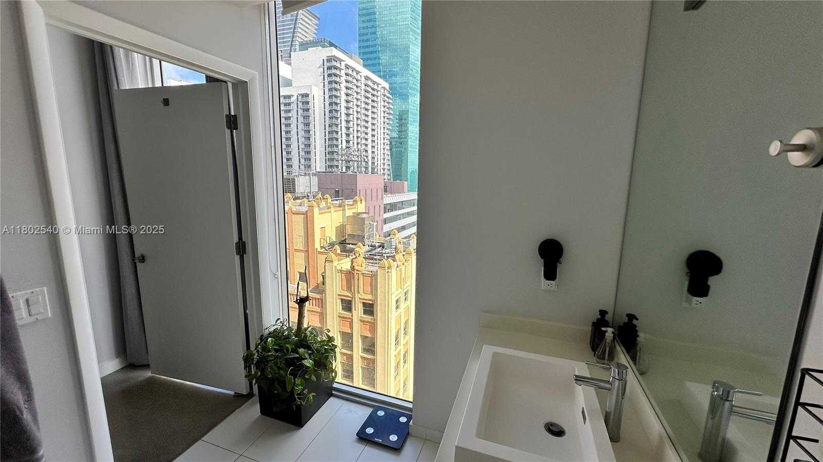 Small Image of 151 SOUTH EAST 1ST ST #1711, Miami Number 27