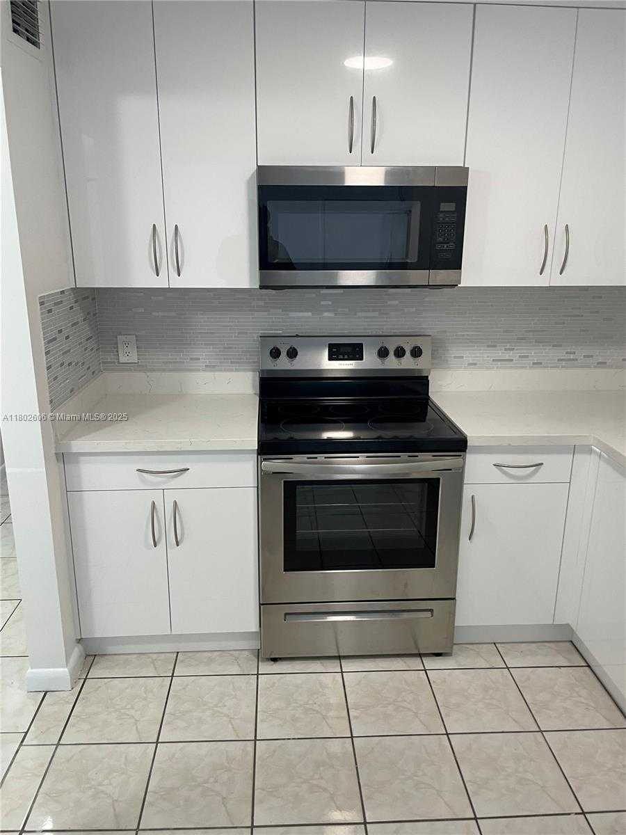 Small Image of 13726 SOUTH WEST 90TH AVE #12, Miami Number 4
