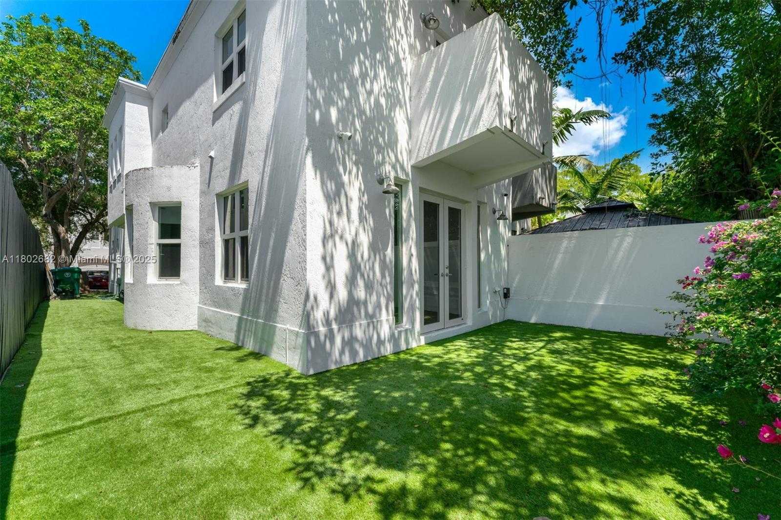Small Image of 3125 PAOLA DR #15, Miami Number 13