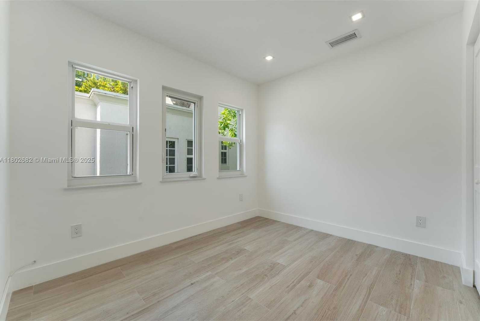 Small Image of 3125 PAOLA DR #15, Miami Number 15