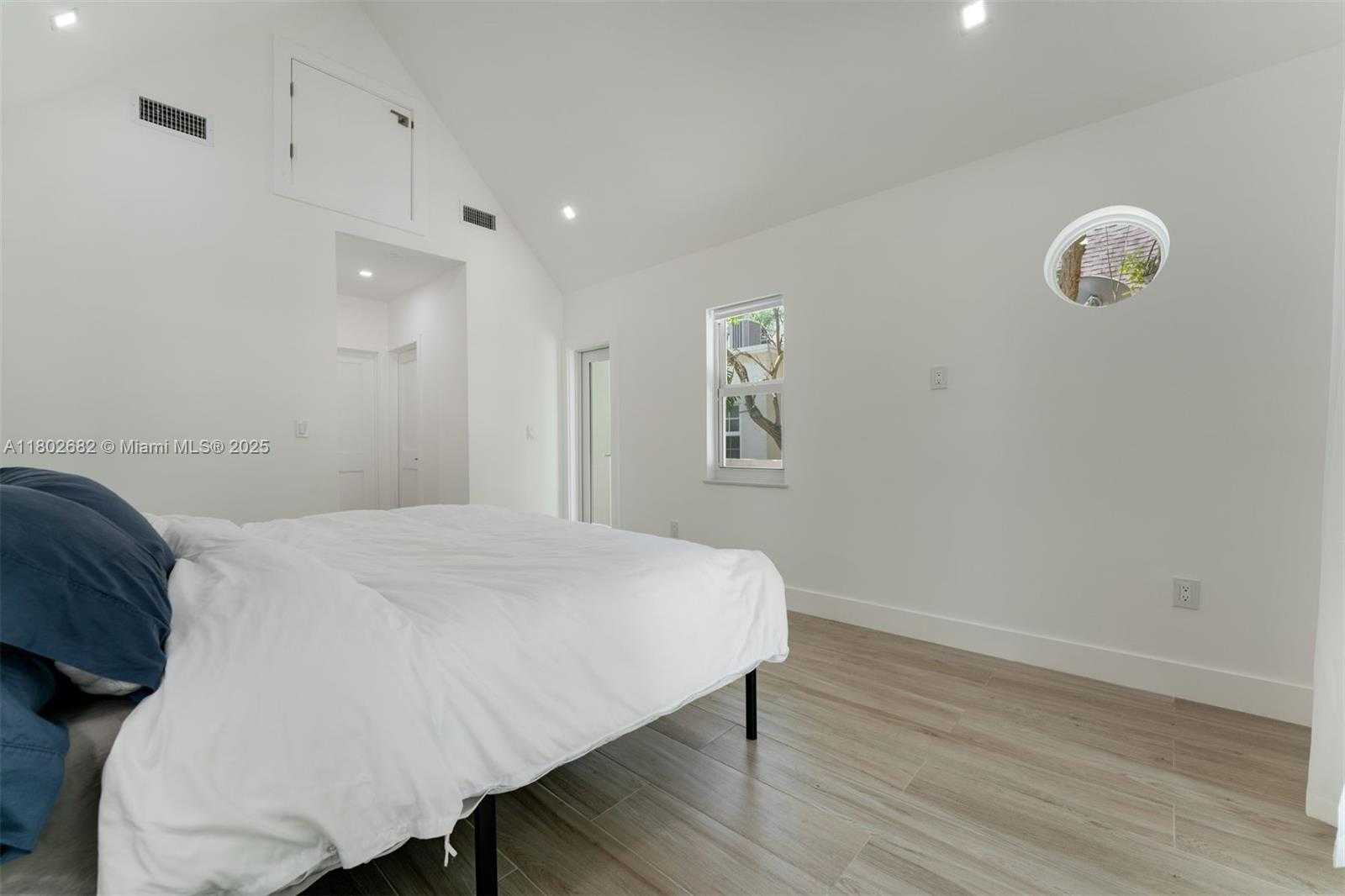 Small Image of 3125 PAOLA DR #15, Miami Number 16