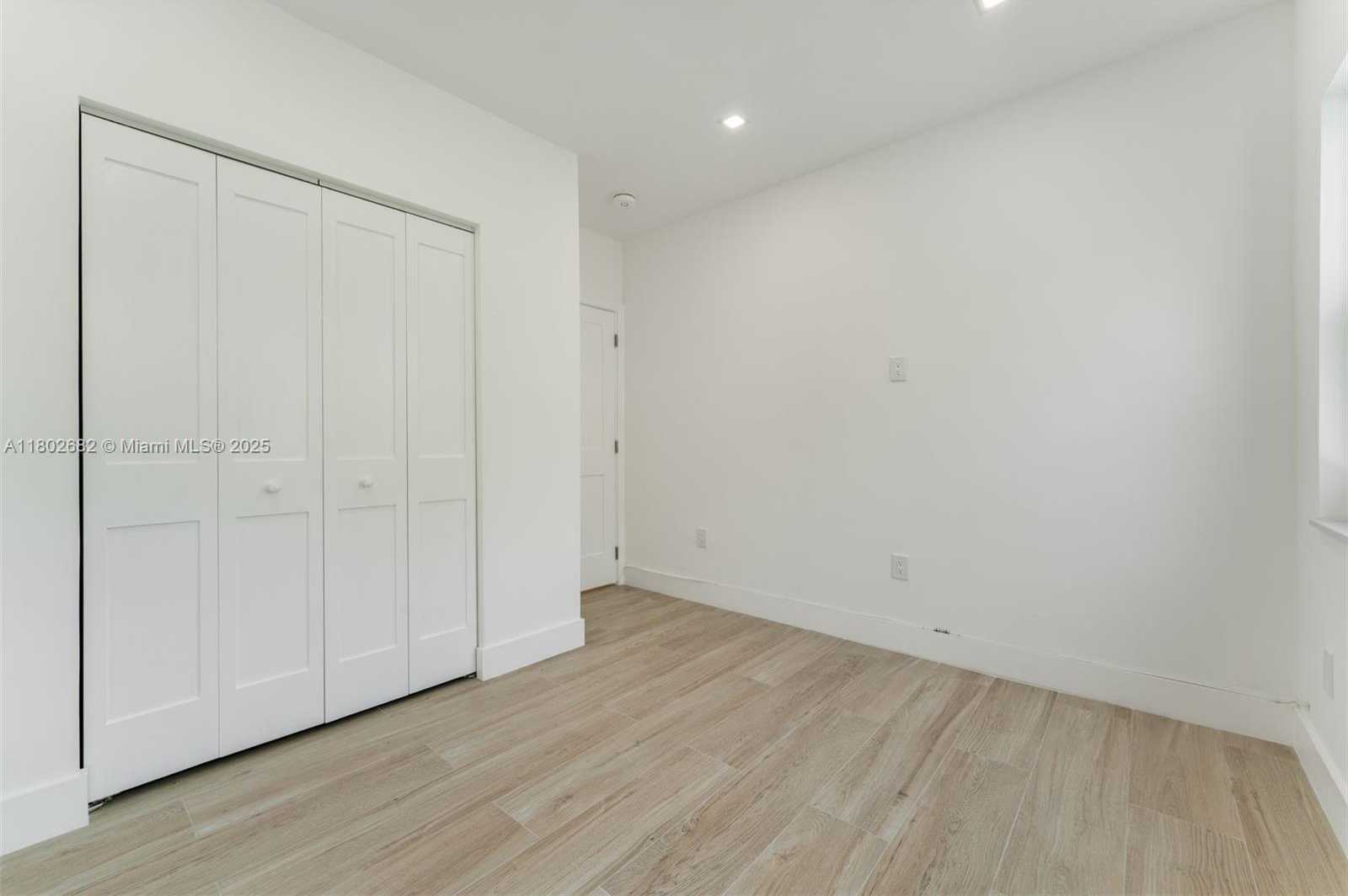 Small Image of 3125 PAOLA DR #15, Miami Number 19