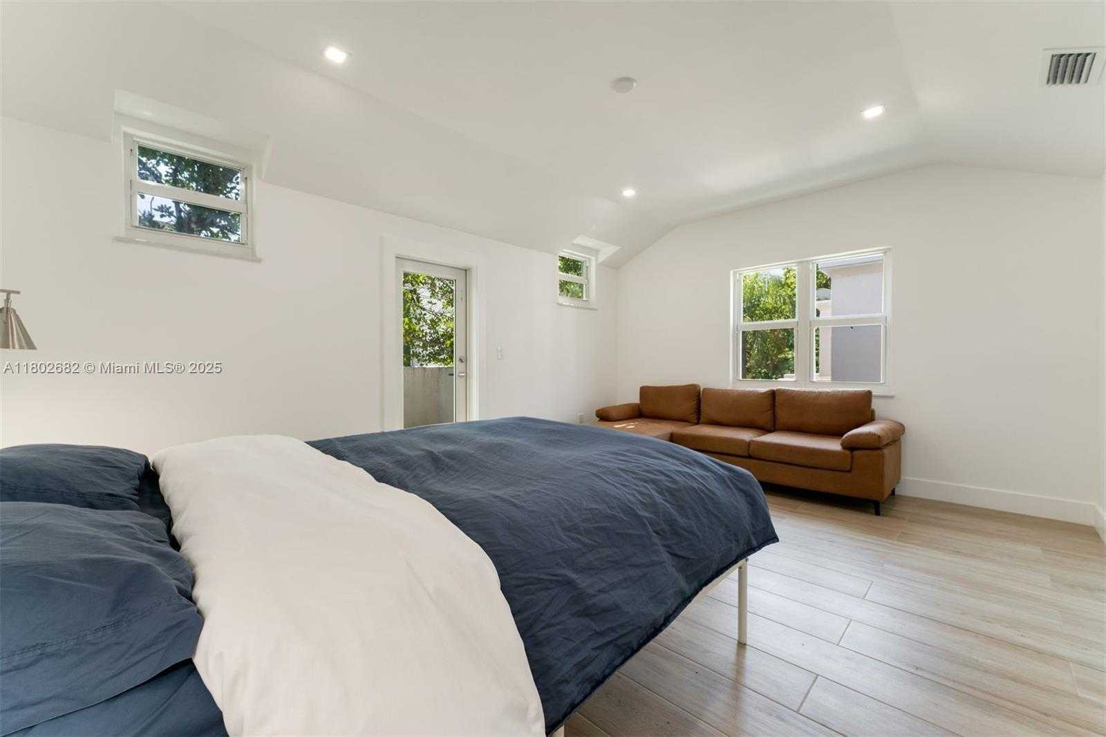Small Image of 3125 PAOLA DR #15, Miami Number 21