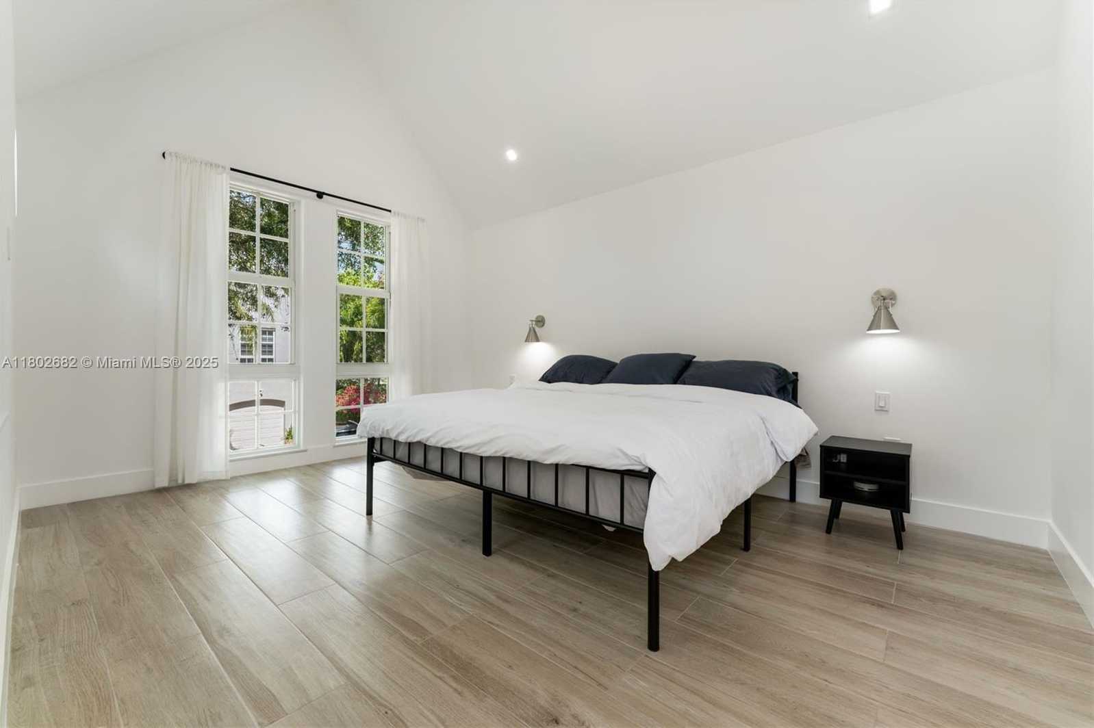 Small Image of 3125 PAOLA DR #15, Miami Number 26