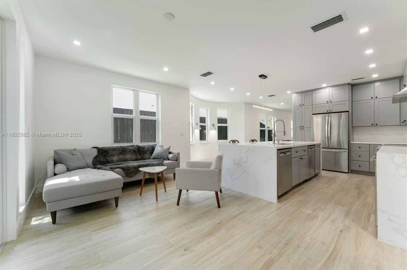 Small Image of 3125 PAOLA DR #15, Miami Number 5
