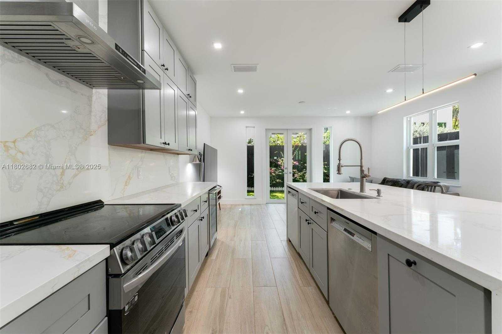 Small Image of 3125 PAOLA DR #15, Miami Number 7