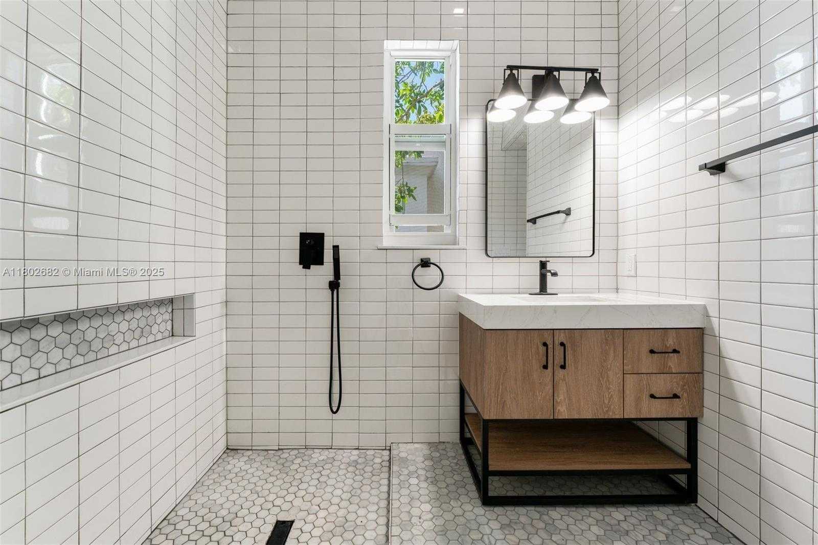 Small Image of 3125 PAOLA DR #15, Miami Number 9