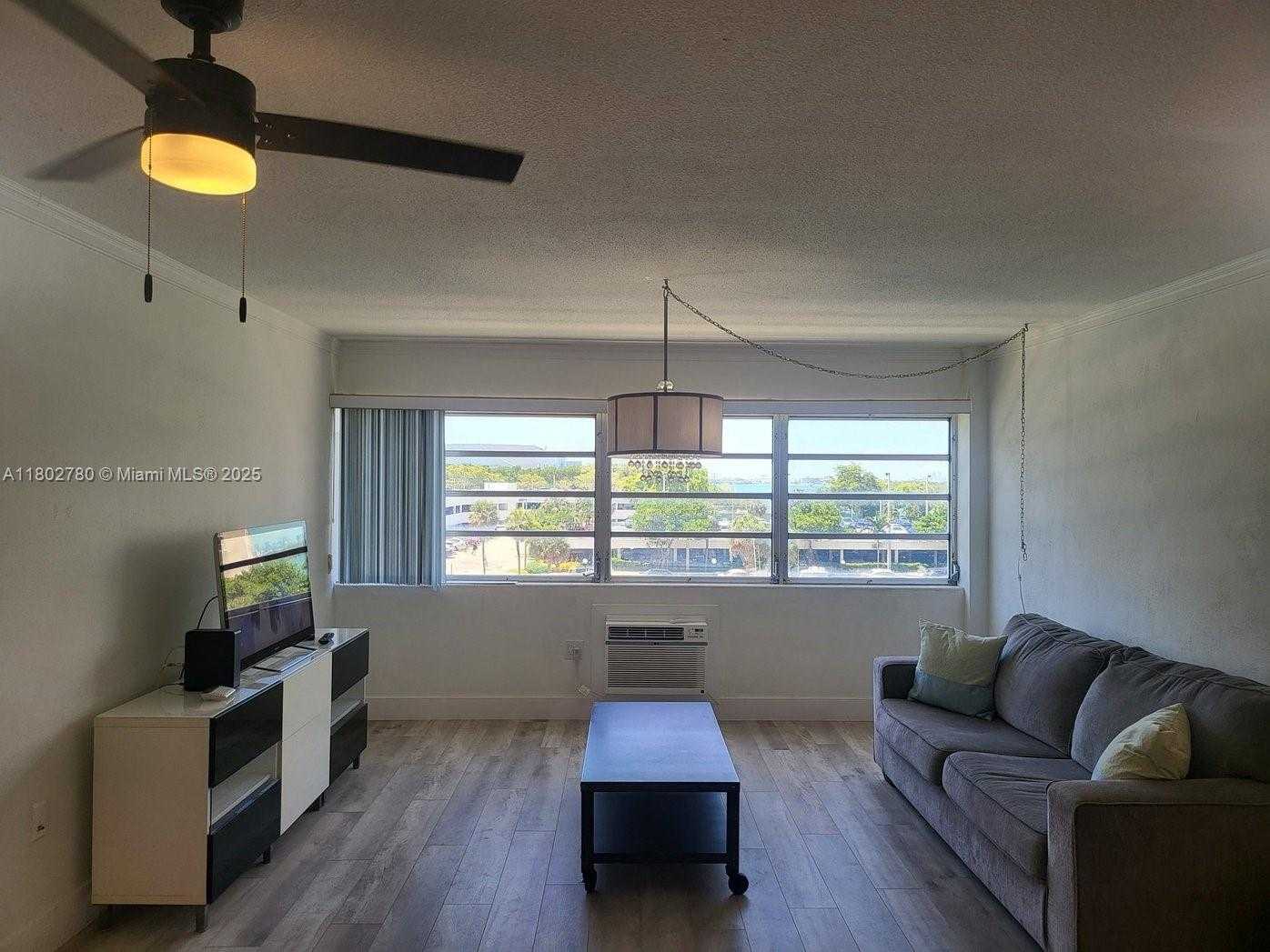 Small Image of 220 KINGS POINT DR #407, Sunny Isles Beach Number 2