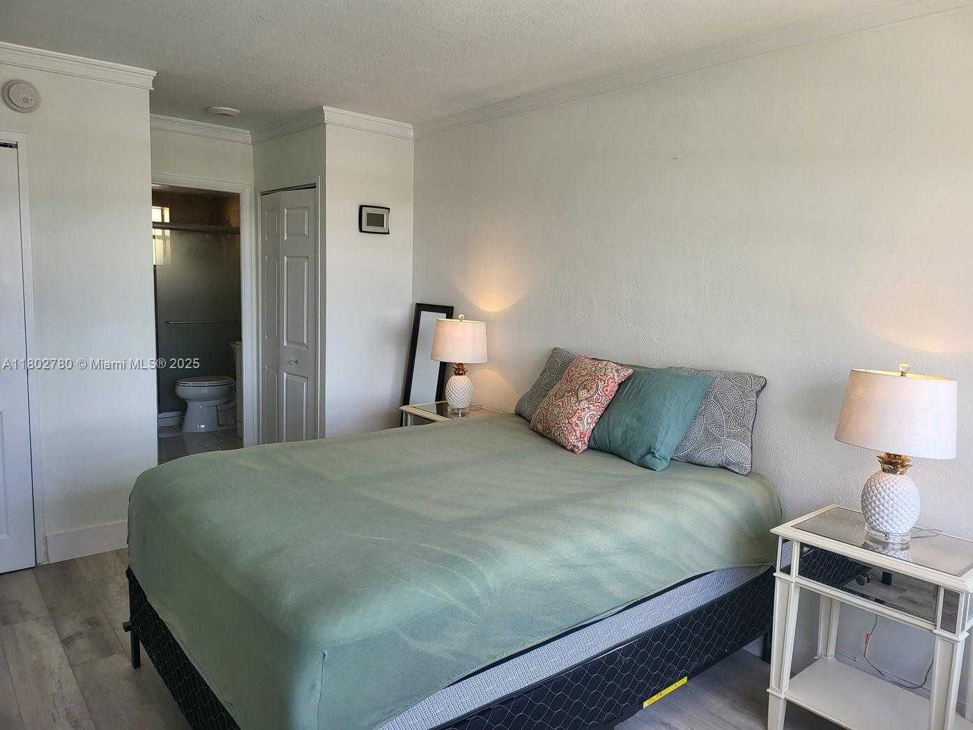 Small Image of 220 KINGS POINT DR #407, Sunny Isles Beach Number 6