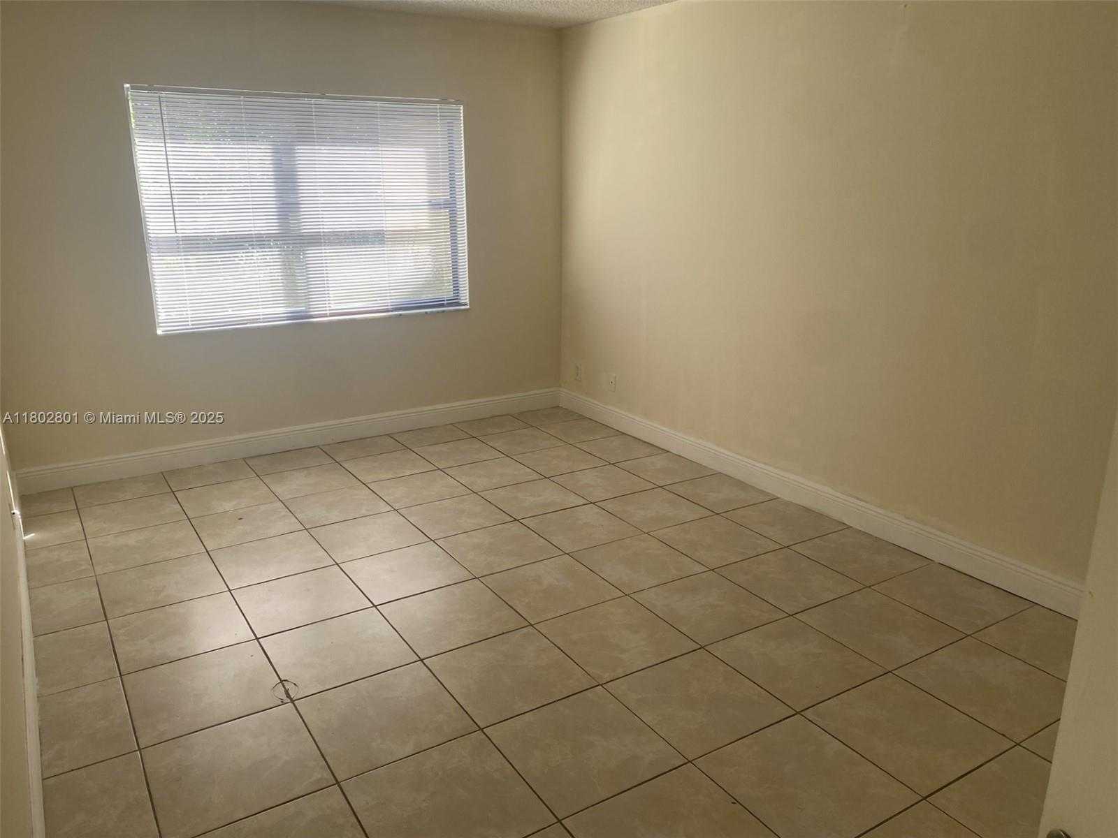 Small Image of 8290 LAKE DR #433, Doral Number 10
