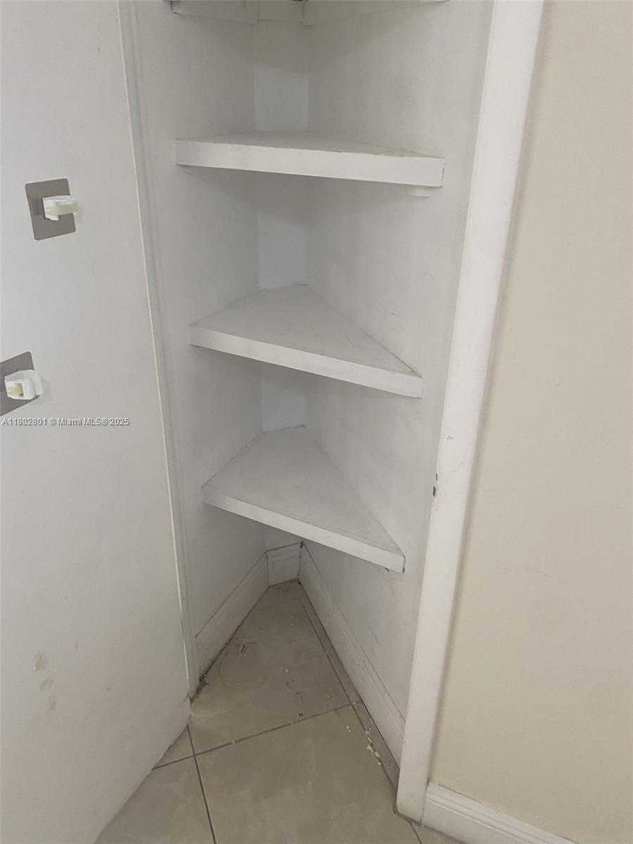 Small Image of 8290 LAKE DR #433, Doral Number 15