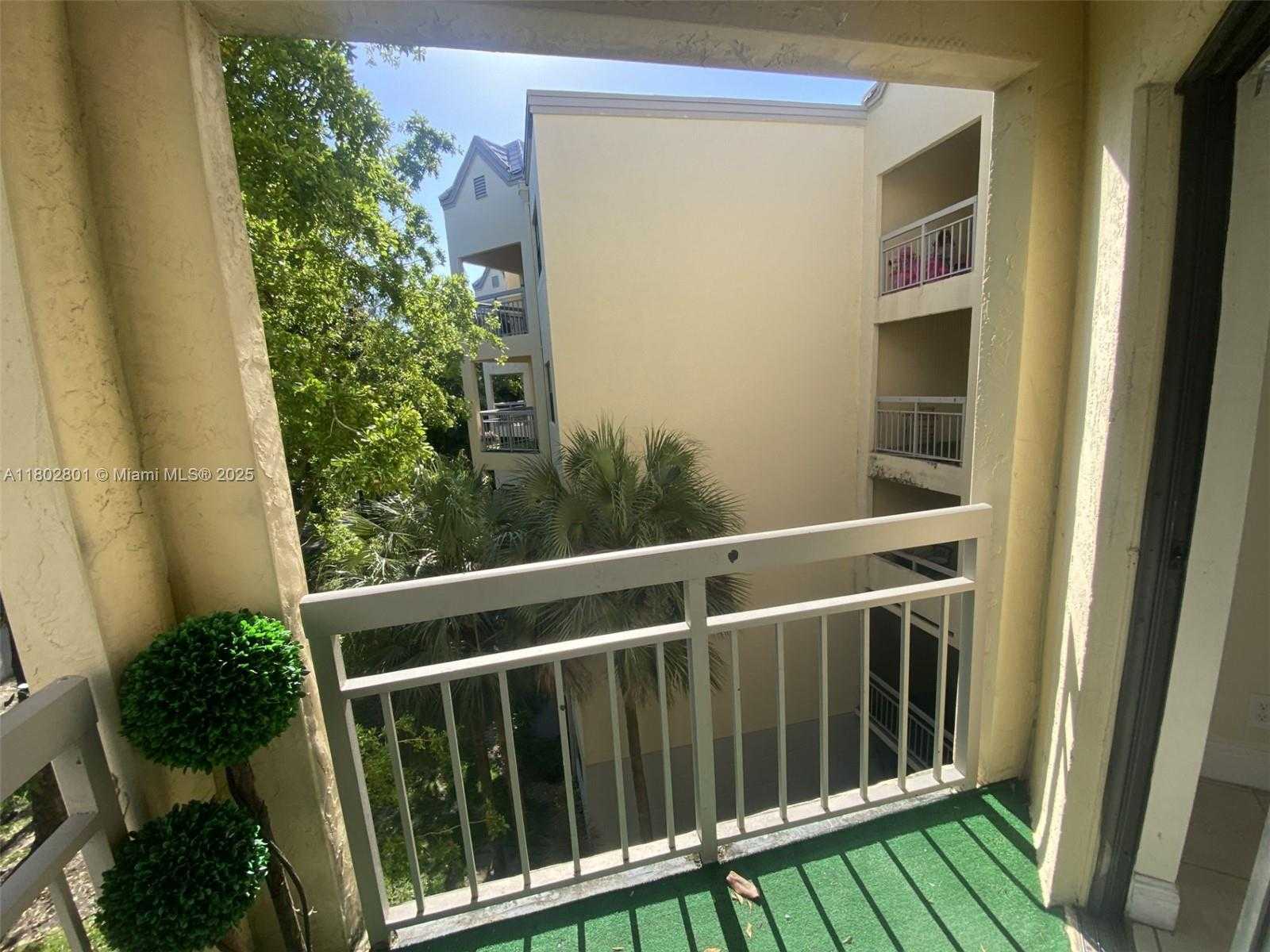 Small Image of 8290 LAKE DR #433, Doral Number 17