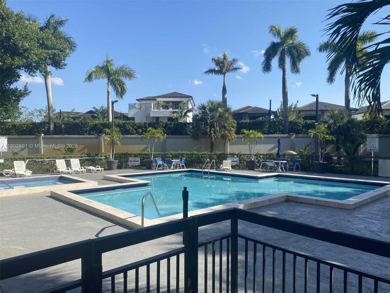 Small Image of 8290 LAKE DR #433, Doral Number 3