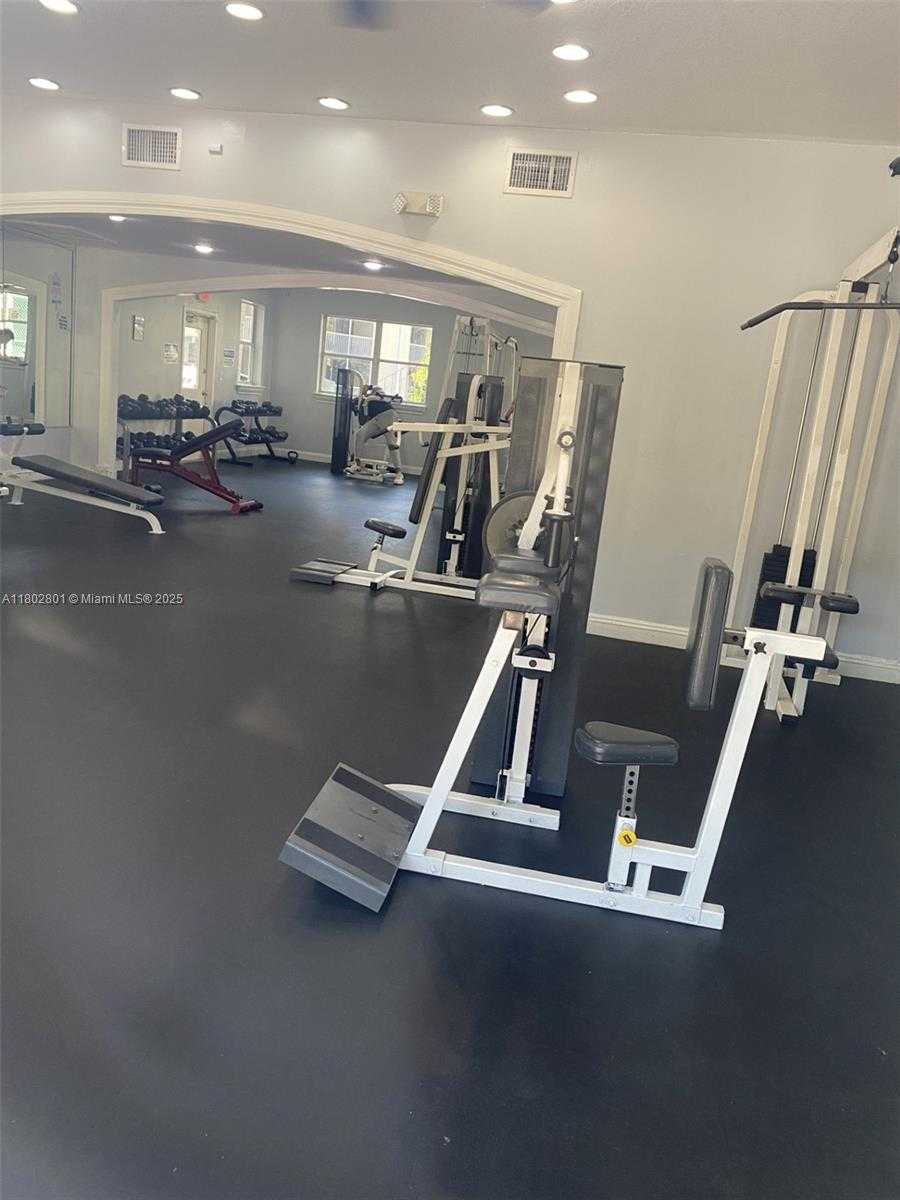 Small Image of 8290 LAKE DR #433, Doral Number 4