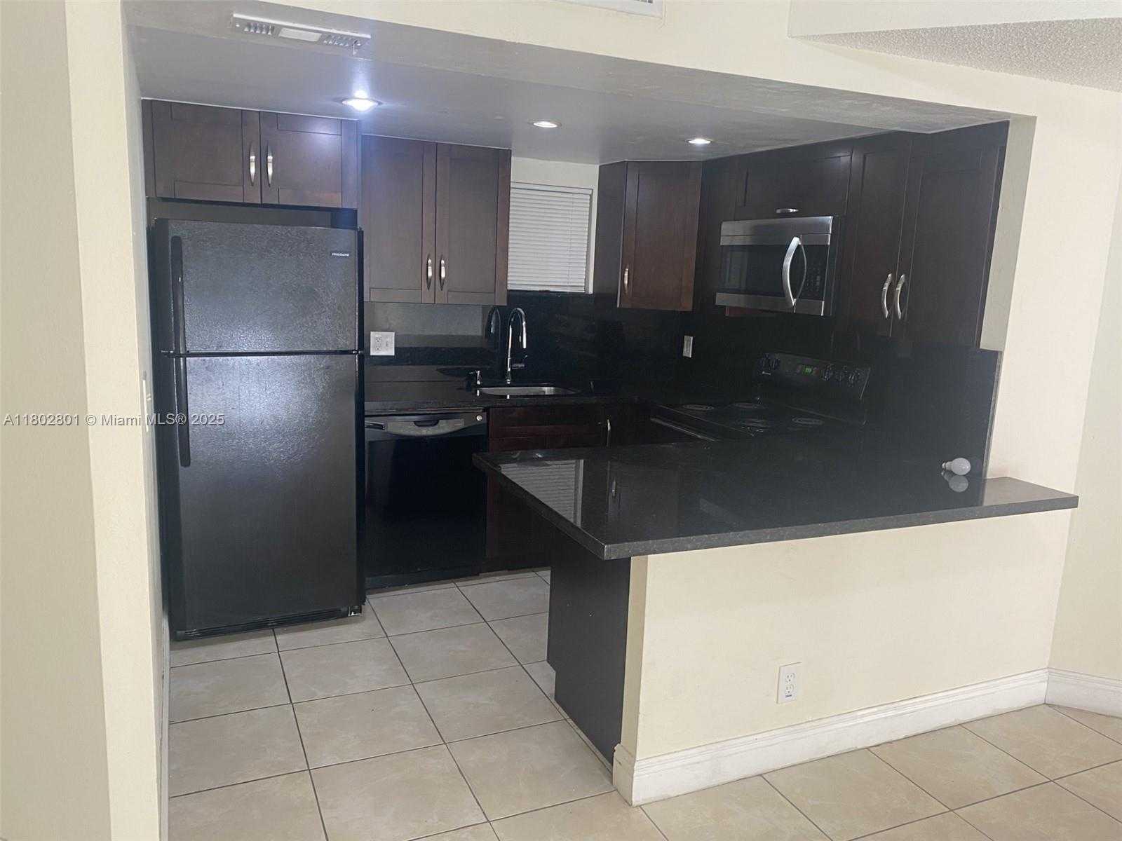 Small Image of 8290 LAKE DR #433, Doral Number 5