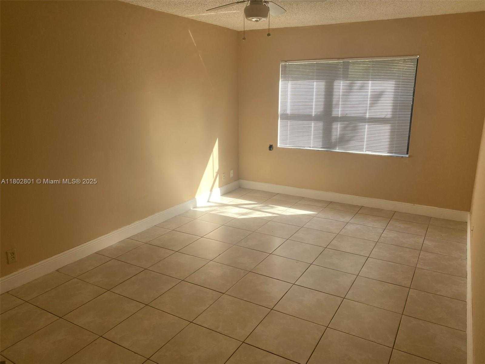Small Image of 8290 LAKE DR #433, Doral Number 7