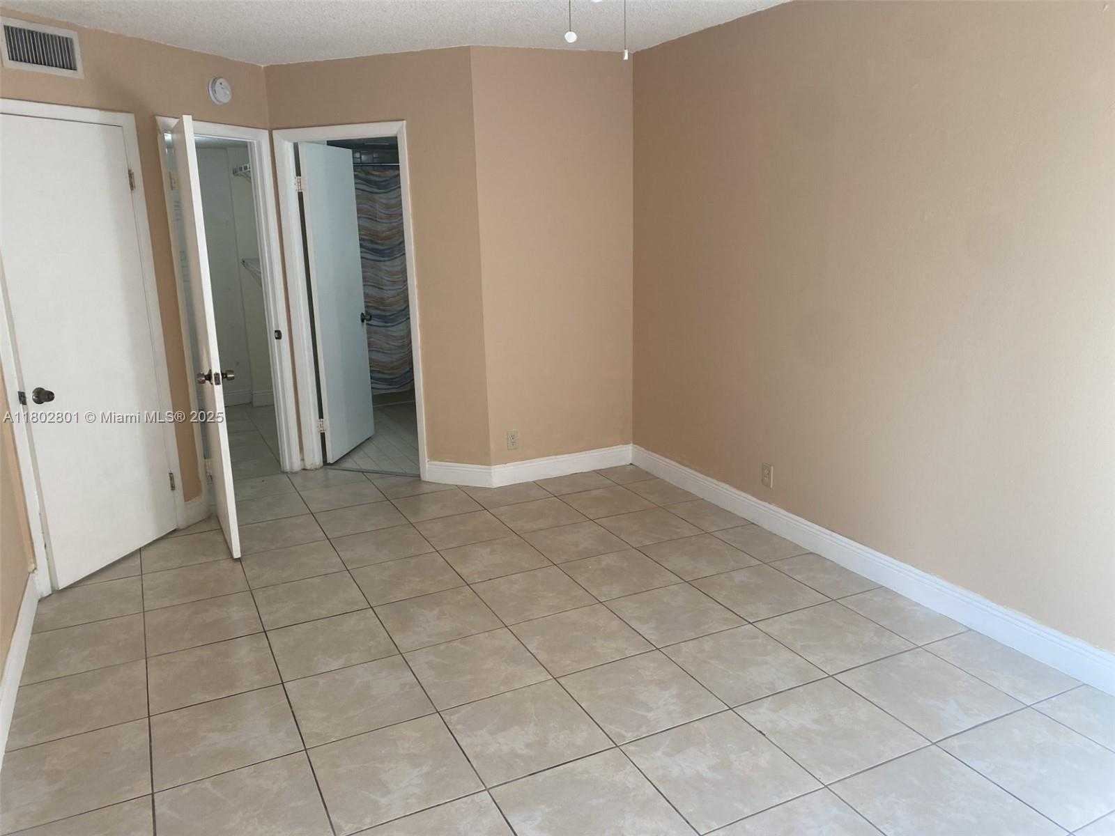 Small Image of 8290 LAKE DR #433, Doral Number 9