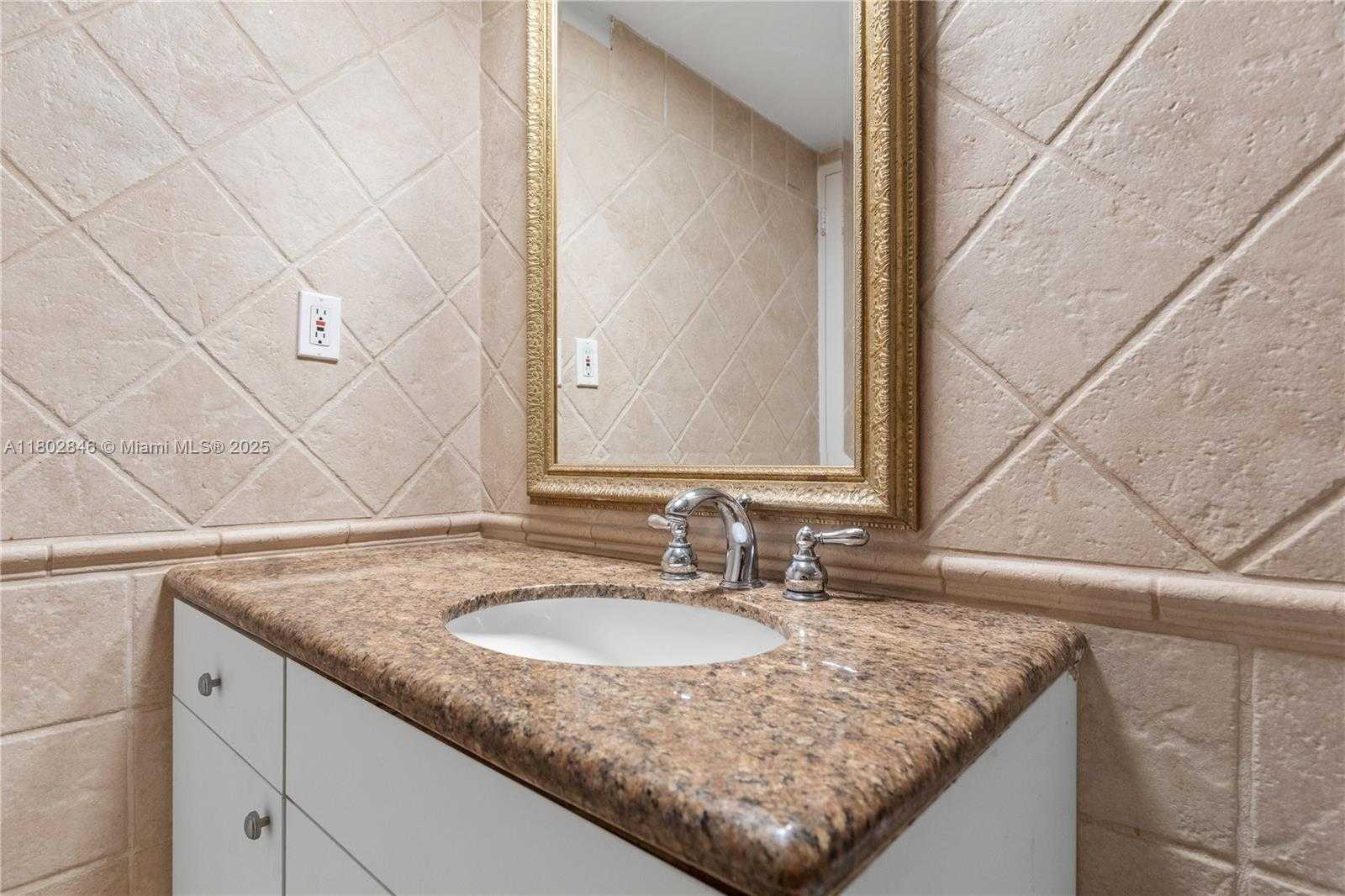 Small Image of 5700 COLLINS AVE #10D, Miami Beach Number 25