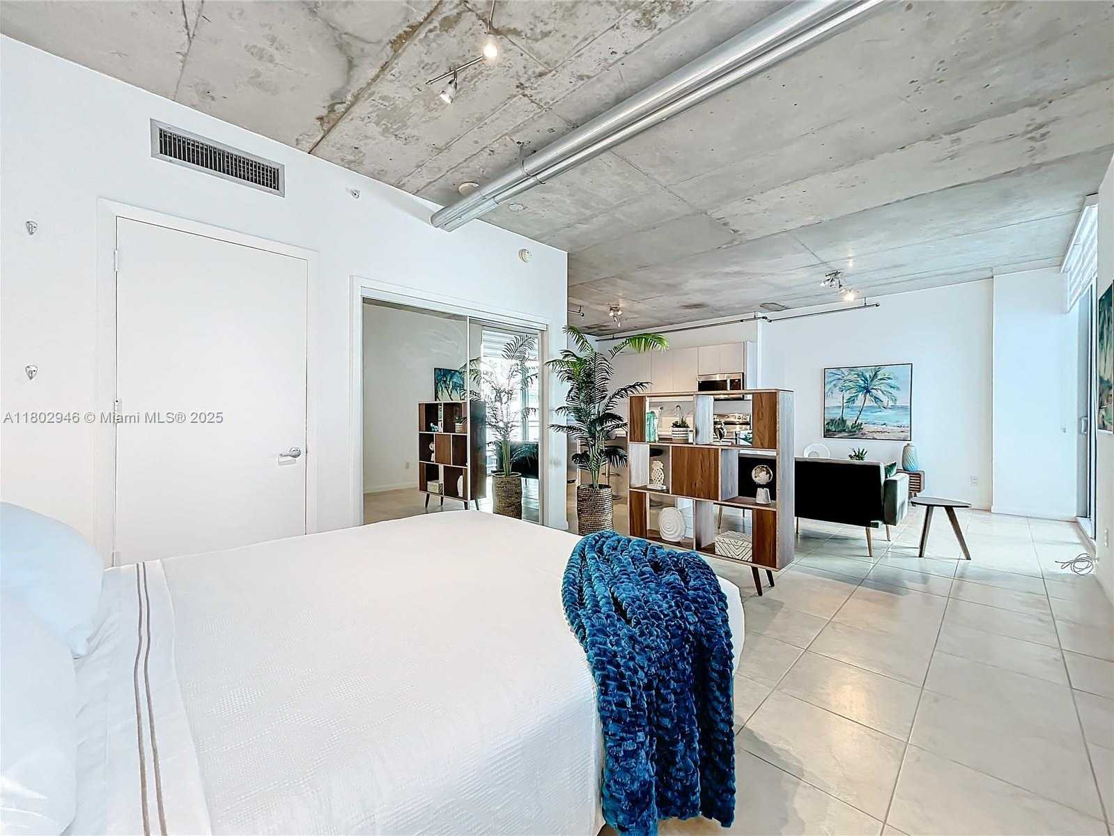 Small Image of 690 SOUTH WEST 1ST CT #1232, Miami Number 16