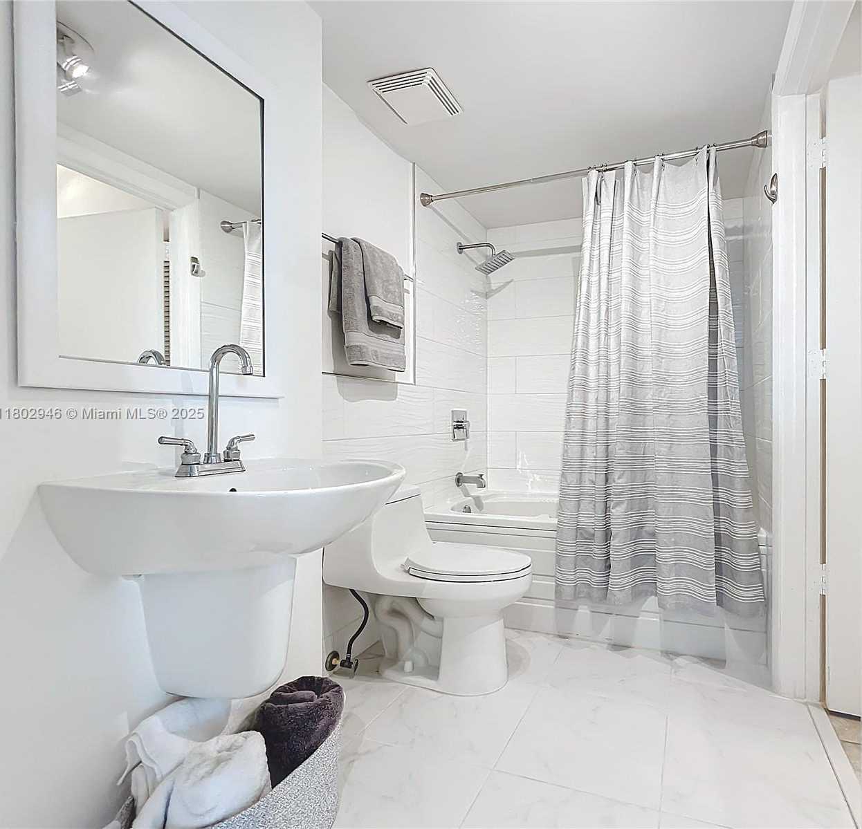 Small Image of 690 SOUTH WEST 1ST CT #1232, Miami Number 19
