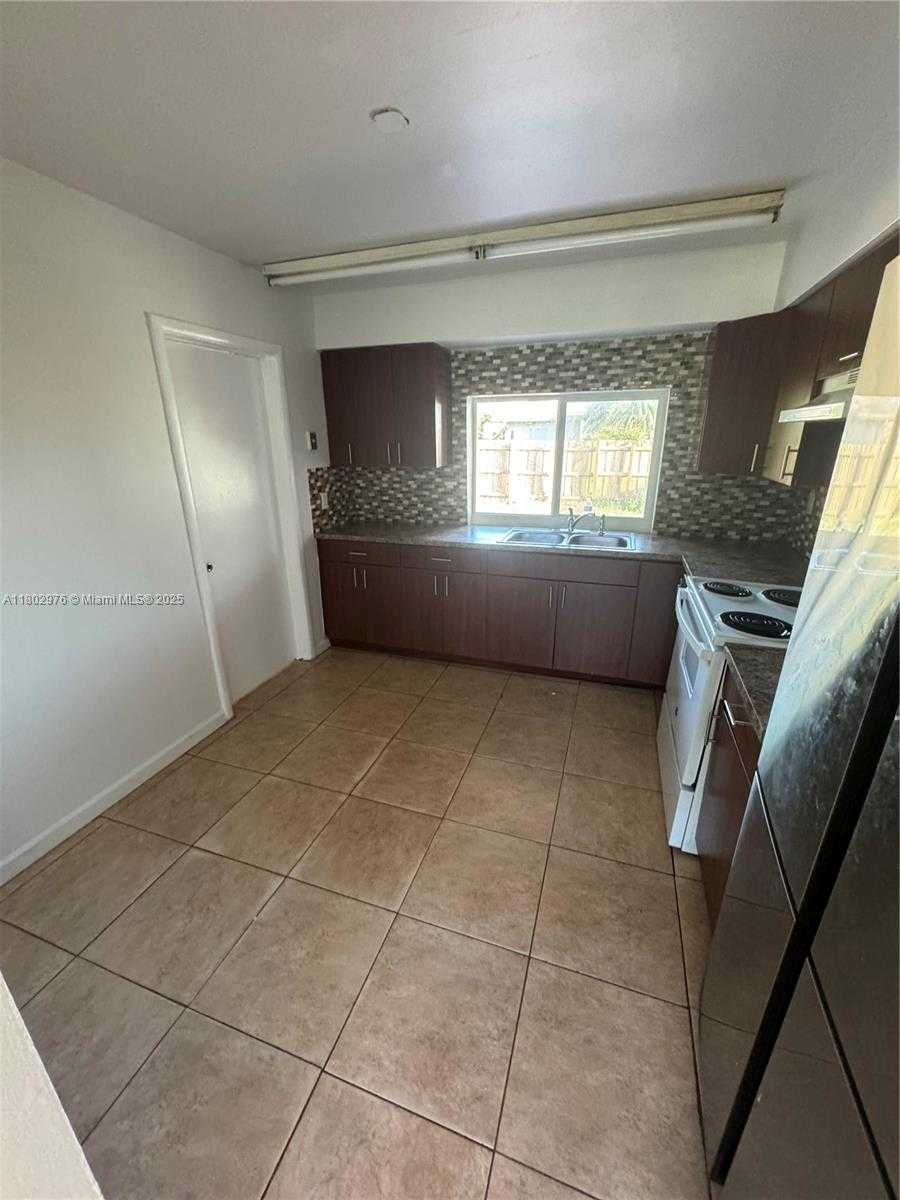 Small Image of 8511 NORTH WEST 11TH ST, Pembroke Pines Number 6