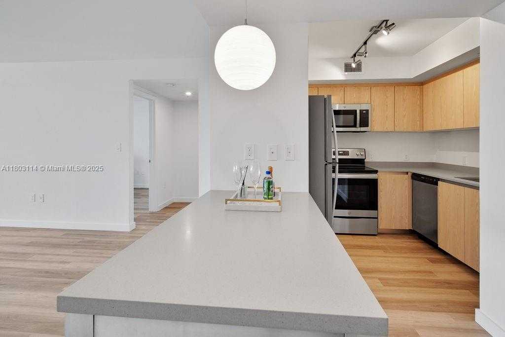 Small Image of 1500 BAY RD #M-0915, Miami Beach Number 2