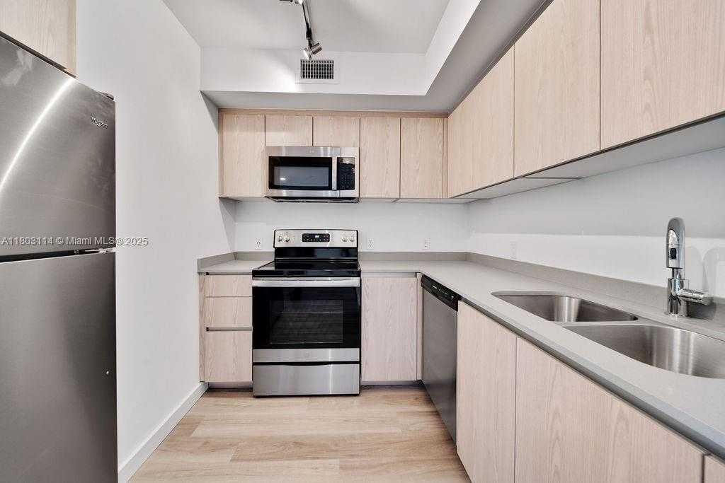 Small Image of 1500 BAY RD #M-0915, Miami Beach Number 3
