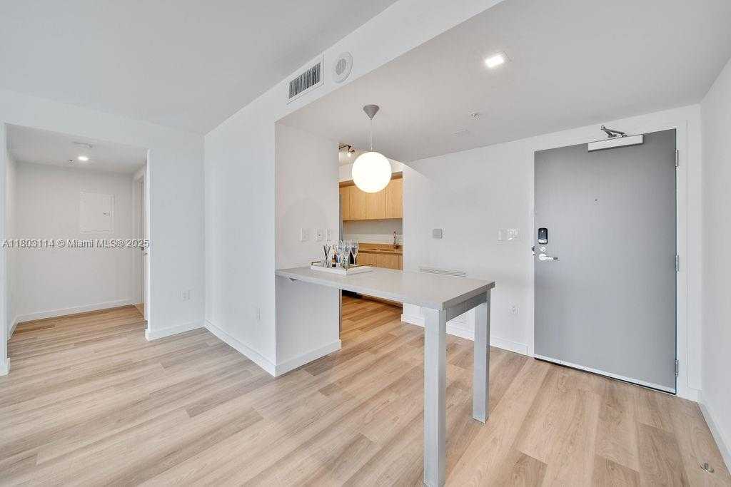 Small Image of 1500 BAY RD #M-0915, Miami Beach Number 5