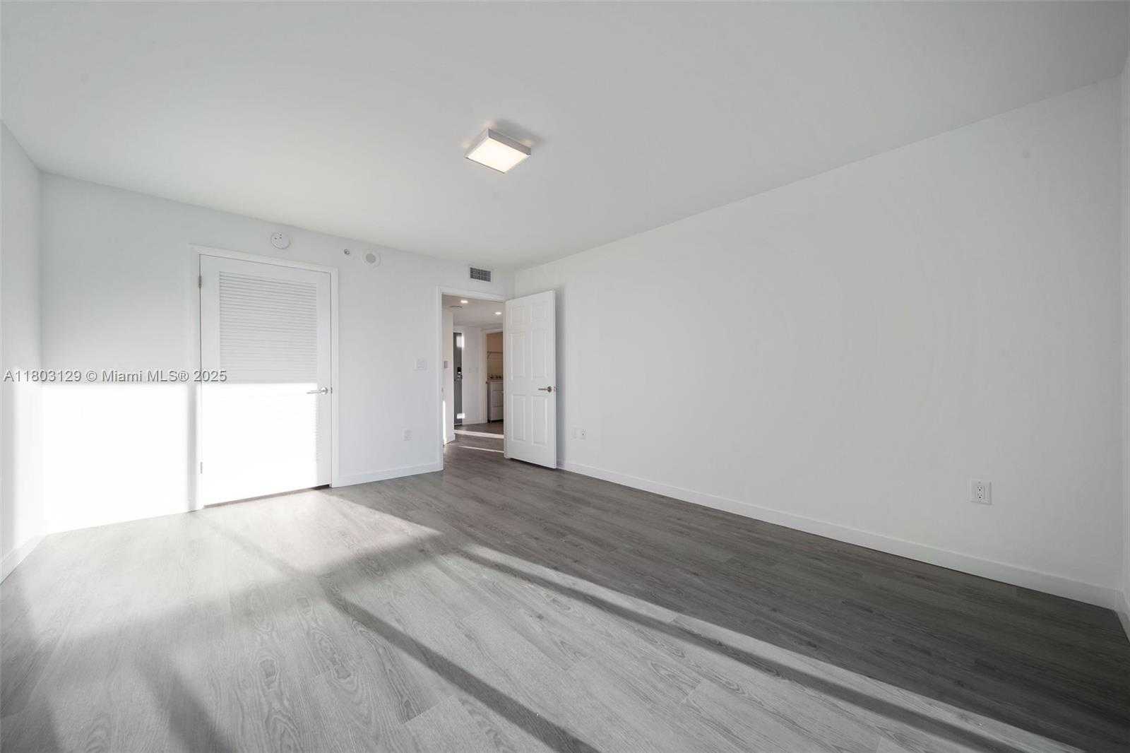 Small Image of 1500 BAY RD #M-0427, Miami Beach Number 17