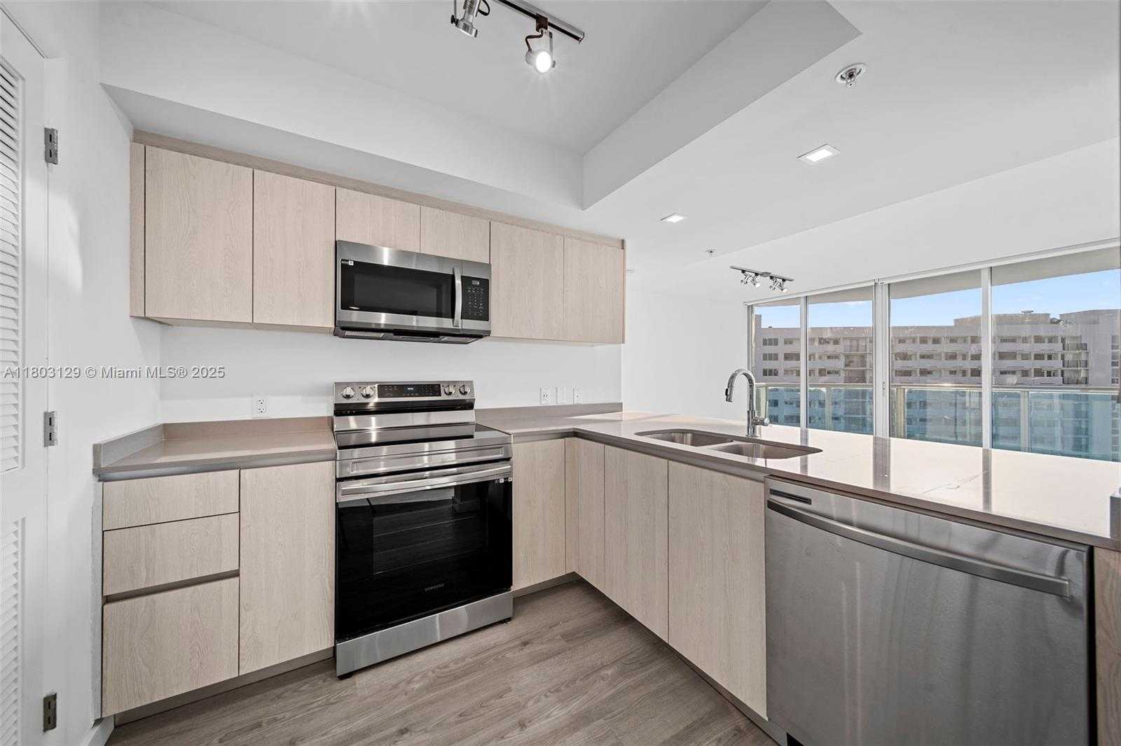 Small Image of 1500 BAY RD #M-0427, Miami Beach Number 5