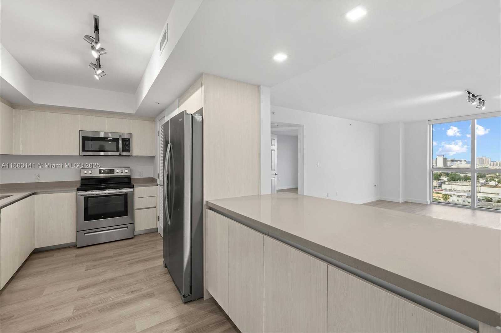 Small Image of 1500 BAY RD #M-0417, Miami Beach Number 3