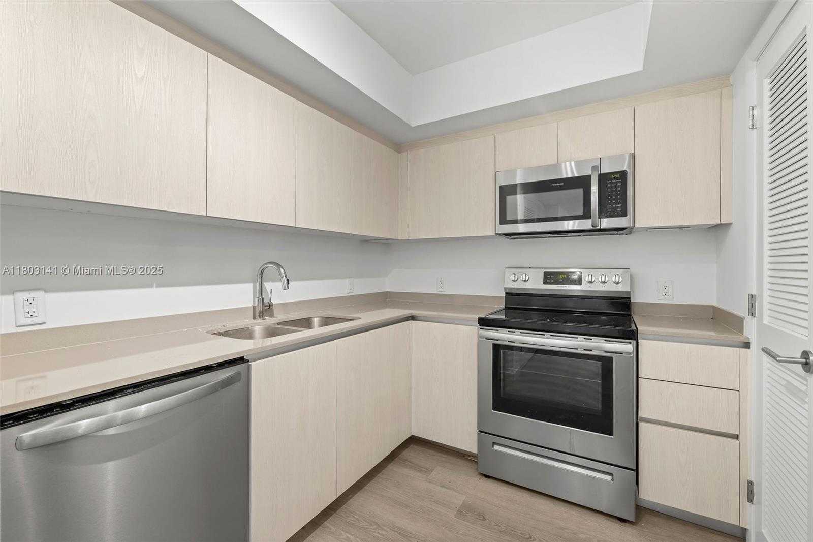 Small Image of 1500 BAY RD #M-0417, Miami Beach Number 4