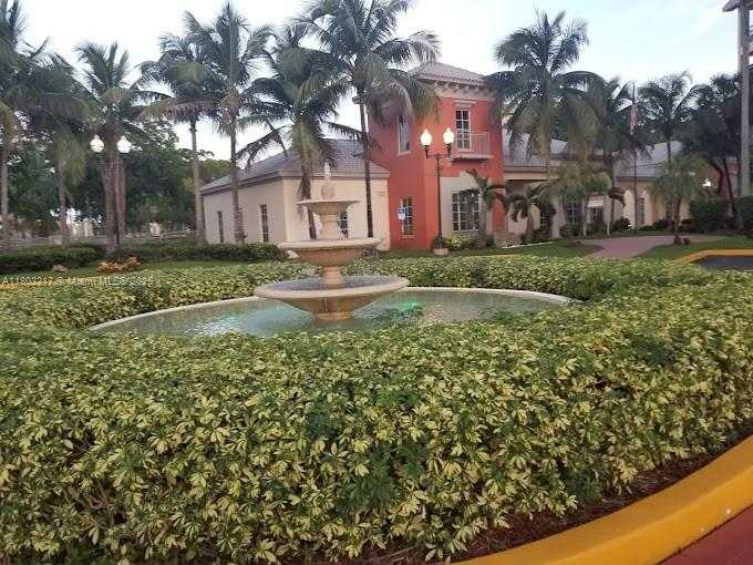 Small Image of 8225 LAKE DR #501, Doral Number 3