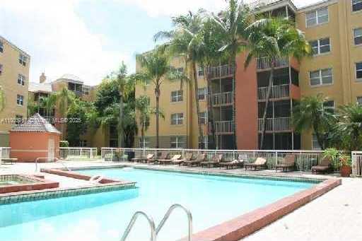 Small Image of 8225 LAKE DR #501, Doral Number 4