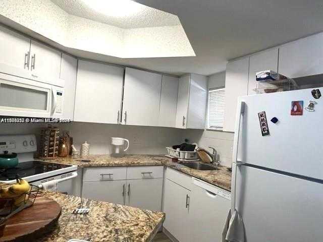 Small Image of 8225 LAKE DR #501, Doral Number 5