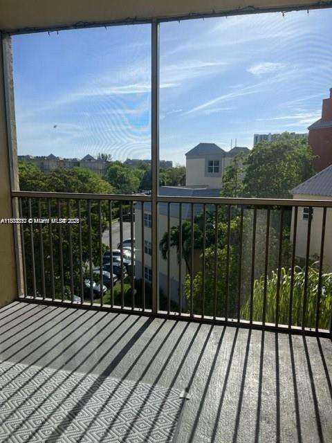Small Image of 8225 LAKE DR #501, Doral Number 7