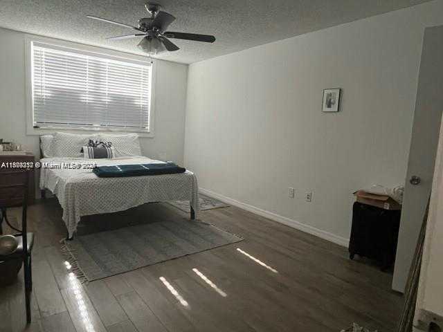 Small Image of 8225 LAKE DR #501, Doral Number 9