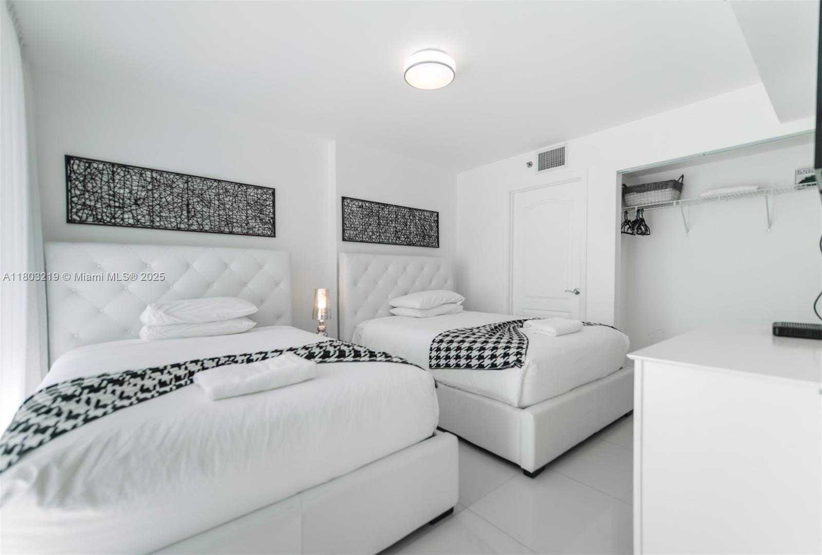 Small Image of 1200 BRICKELL BAY DR #2315, Miami Number 14