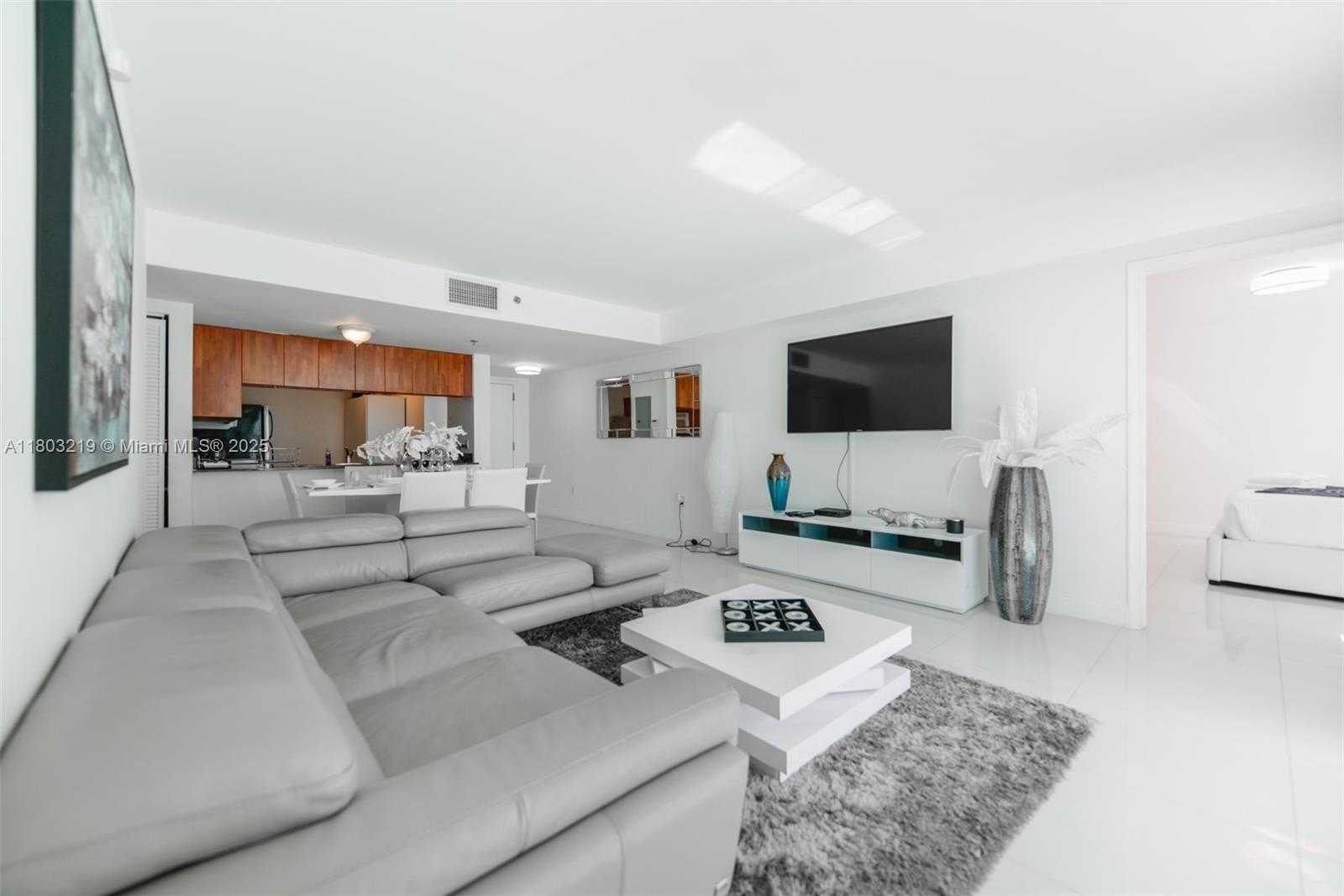 Small Image of 1200 BRICKELL BAY DR #2315, Miami Number 4