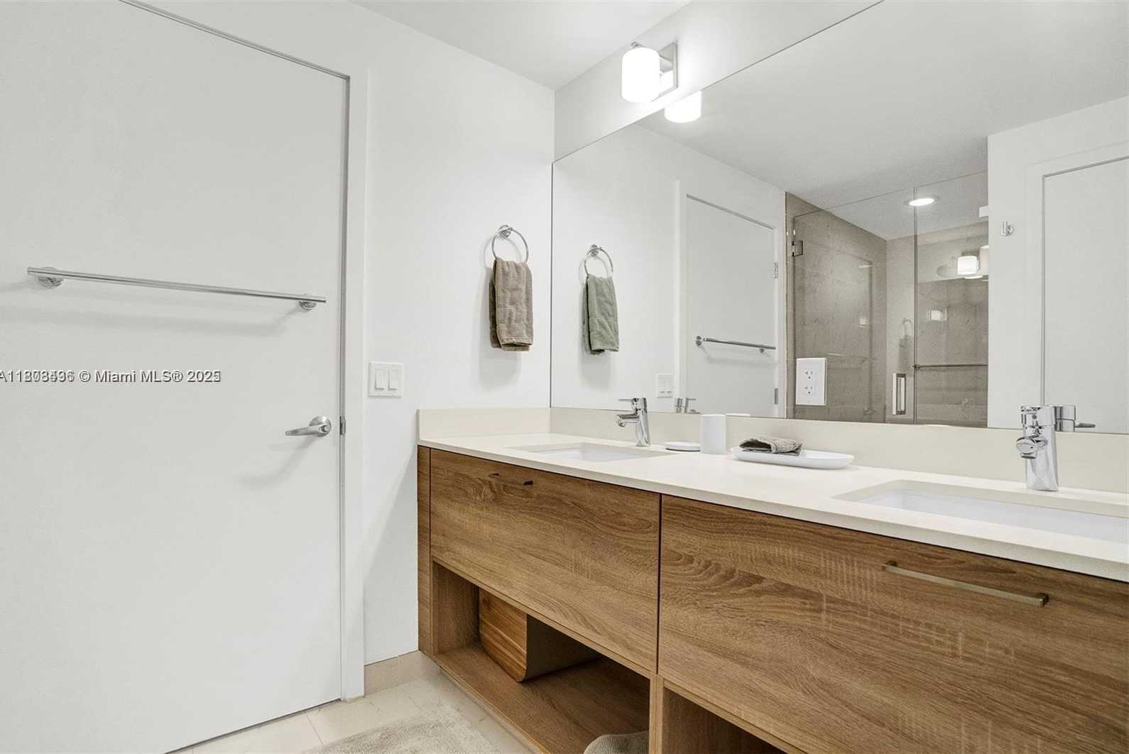 Small Image of 16385 BISCAYNE BLVD #421, North Miami Beach Number 12