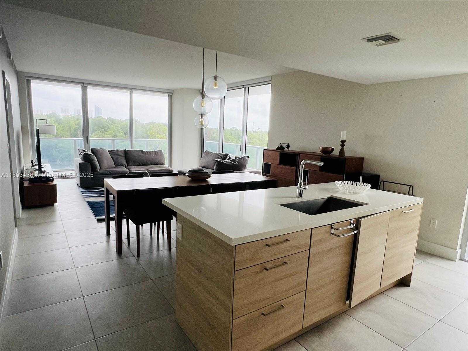 Small Image of 16385 BISCAYNE BLVD #421, North Miami Beach Number 3